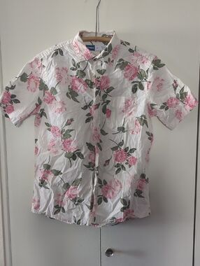 *Short-Sleeve Floral Button-Up Shirt